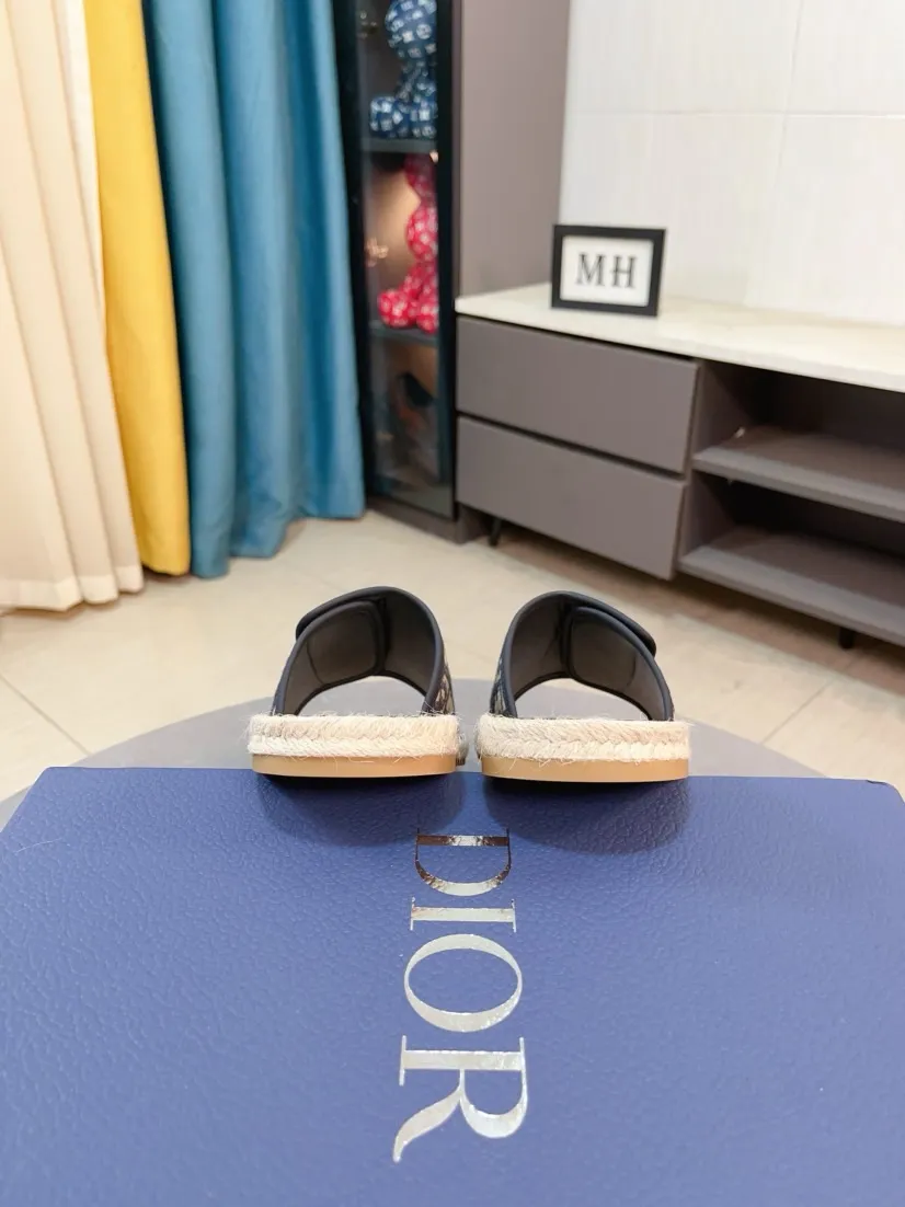 Men's men's shoes💰320🌸🌸High-end version. DIOR💁Men's slippers, high-end and upscale [strong][strong], compare quality at counters. The upper is hand-drawn, a combination of native hemp and raw rubber sole [strong][strong], breathable and non-slip outsole [rose][rose], breathable and comfortable lambskin lining, density 100% comfortable [gift][gift], original wear-resistant code number 38-44. Can be customized 45-46-47